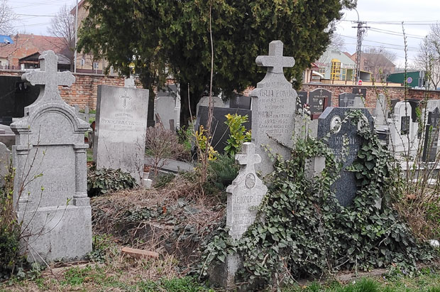 Расклиматани споменици прете Зрењанинцима: Дотрајала бројна обележја на гробљима